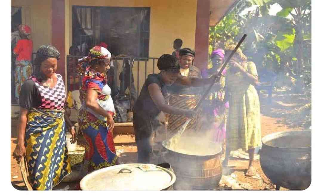 *Define Happiness "    Me: Happiness is seeing your mother among this people 😂 | MirrorLog