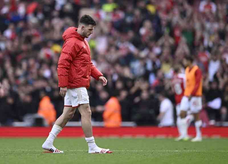 Arsenal midfielder Declan Rice left the pitch during a recent match against Tottenham Hotspur, reportedly due to a calf injury. | MirrorLog