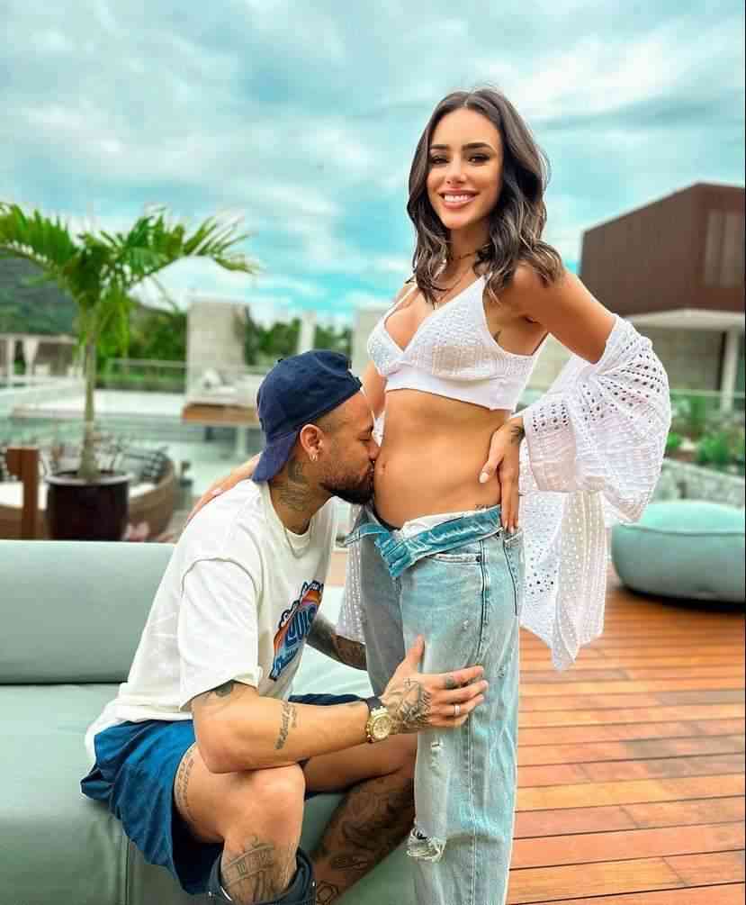 Neymar and Partner expecting their baby | MirrorLog