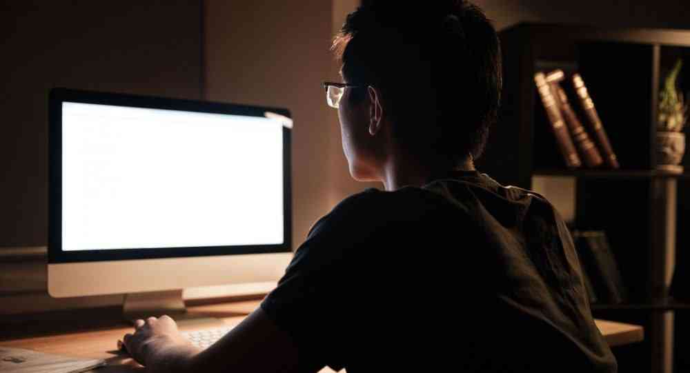 A person do blinks for about 20 times a minute, however, when looking at a smart phone screen or a computer monitor, he blinks only 7 times. | MirrorLog