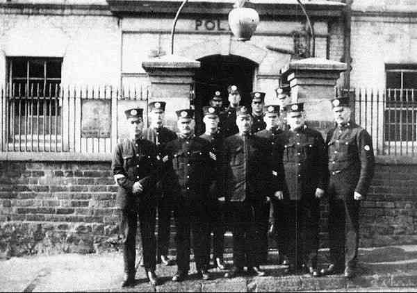 Australia's first cops were all criminals. Their first police force was made up of 12 of the best-behaved convicts. | MirrorLog