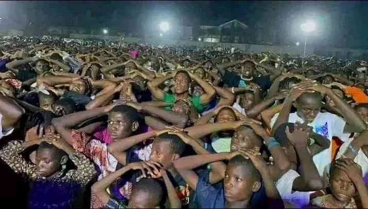 What situation can make people do this ??? 🤔 | MirrorLog