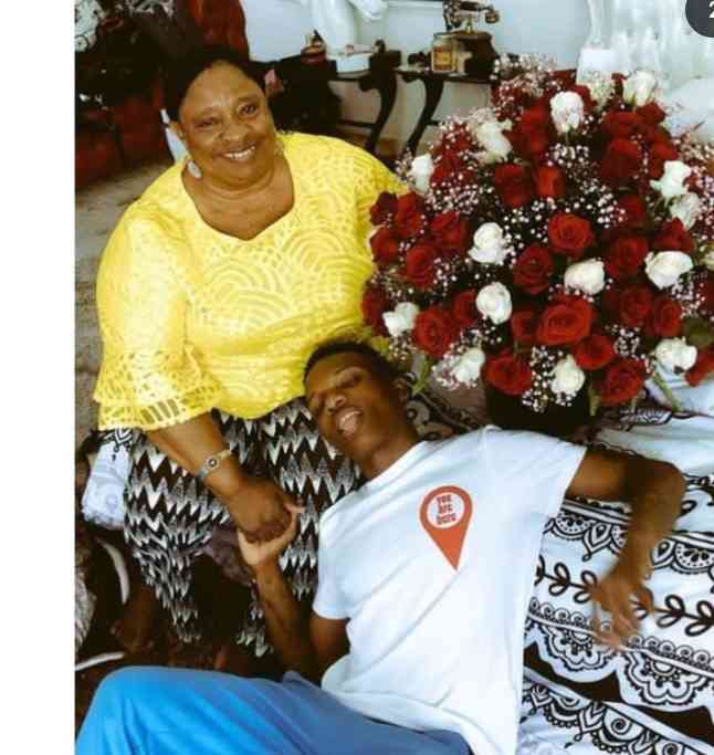 A Nigeria celebrity musicain AYODEJI BALOGUN popularly known as WIZKID lost his mom | MirrorLog
