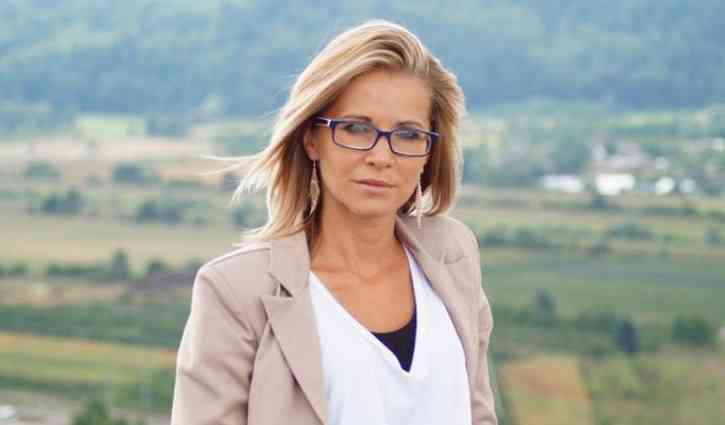 Antisocial woman in Spain pretends to be blind for 28 years so she wouldn't have to greet people | MirrorLog